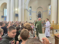 Błogosławieństwo różańców dzieci, które przygotowują się do Pierwszej Komunii Świętej.