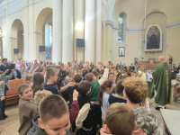 Błogosławieństwo różańców dzieci, które przygotowują się do Pierwszej Komunii Świętej.